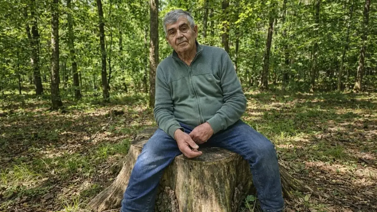 Pčelar Rade Pualić u šumi na Kosmaju